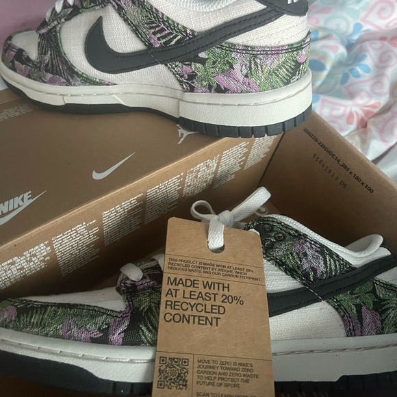 Nike Woman’s Dunk Low Size 7 - Picture 2 of 12